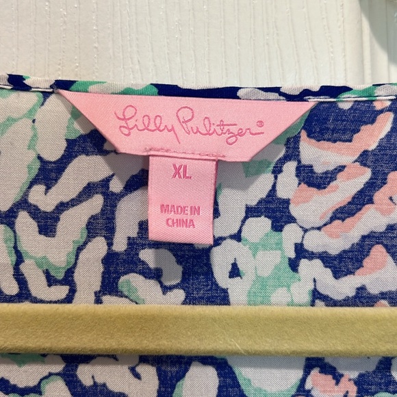 Lily Pulitzer top with bell sleeves and waist. - Picture 2 of 4